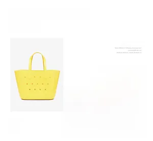 Détail du sac de plage en caoutchouc jaune ajouré montrant la poignée et la texture des trous