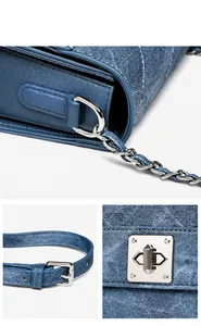 Detailansicht der blauen Denim-Umhängetasche mit Silberkette und Metall-Drehverschluss