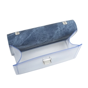 Bolso bandolera de PVC tipo jelly con solapa de denim azul y remaches metálicos plateados