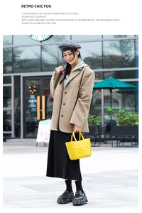 Détail d'un sac panier jaune vif ajouré avec motifs en croix dans un style urbain