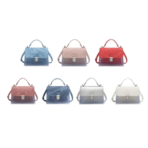 Bolsos sobre de PVC en siete colores con solapa de cuero y cierre metálico de moda veraniega