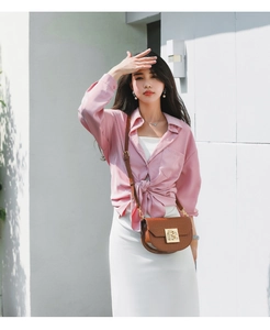Bolso de hombro marrón con textura de cocodrilo y hebilla dorada en estilo casual