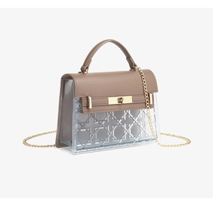 Detalle de bolso bandolera en cuero mocha y PVC con elegante cadena metálica dorada