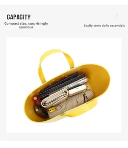 Vue de dessus d'un grand sac à main jaune en PVC montrant l'espace de rangement intérieur