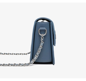 Dettaglio borsa a tracolla blu navy con struttura a soffietto e catena argentata