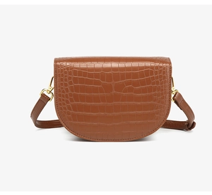 Detalle de bolso silla marrón con grabado de cocodrilo, hebilla dorada y textura de PU
