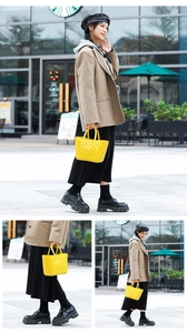 Vue détaillée du sac cabas jaune ajouré en PVC avec matériau en caoutchouc et texture