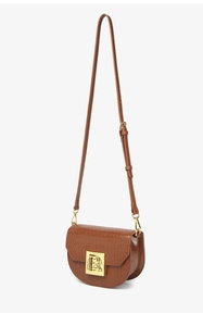 Vista detallada del bolso silla marrón con textura de cocodrilo y hebilla metálica dorada en B