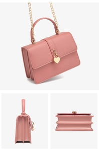 Detalle del bolso sobre de cuero PU rosa con cierre de corazón dorado y diseño de tres capas