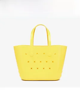Gros plan détaillé d'un grand sac de plage jaune en EVA avec motifs perforés en étoile