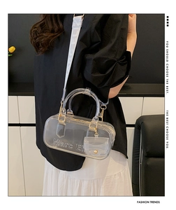 Detail der transparenten PVC-Gelee-Tasche mit breitem Logo-Gurt und Mini-Geldbeutel