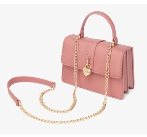 Vista lateral del bolso rosa de cuero PU con triple pliegue de acordeón y cierre de corazón