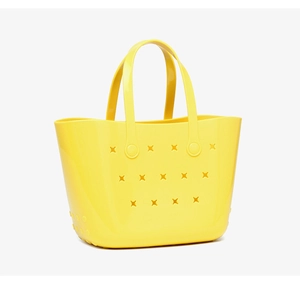 Gros plan détaillé du sac cabas jaune en PVC avec découpes en étoile et fond antidérapant