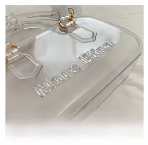 Vista dettagliata della scritta Marc Eliza a rilievo sulla borsa trasparente in PVC moderno