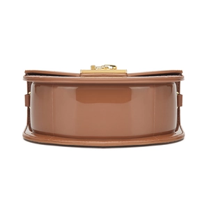 Bolso tipo silla de montar de piel sintética cocodrilo brillante marrón caramelo