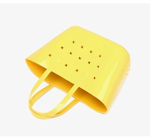 Détail du sac de plage en EVA jaune avec découpes en étoile et texture imperméable durable