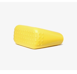 Gros plan d'une protection en silicone jaune avec texture antidérapante pour gourde