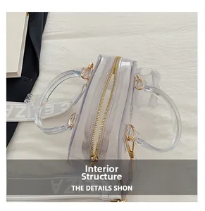 Dettaglio della borsa in PVC con cerniera dorata e ampia tracolla in tessuto morbido