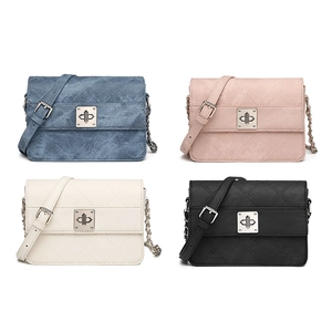 Borsa a tracolla trapuntata nei colori blu denim, rosa, bianco e nero con catena metallica