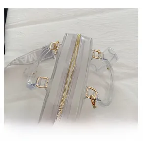 Draufsicht auf die pinke PVC-Gelee-Tasche mit goldenem Reißverschluss und Stoffriemen