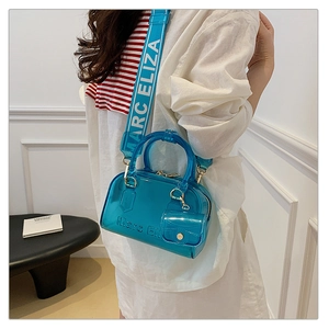Dettaglio della borsa Boston in PVC blu trasparente con tracolla larga e mini custodia