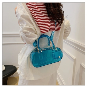 Blaue PVC-Gelee-Tasche mit kleiner Münztasche und Marc Eliz Logo auf dem Schultergurt