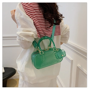 Detail der grünen transparenten Jelly-Tasche mit Logo-Prägung und Mini-Geldbörse