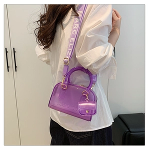 Dettaglio borsa jelly in PVC viola trasparente con tracolla logo e portamonete