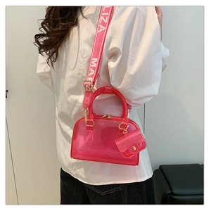 Dettaglio della borsa jelly in PVC rosa con logo a rilievo e mini pochette coordinata