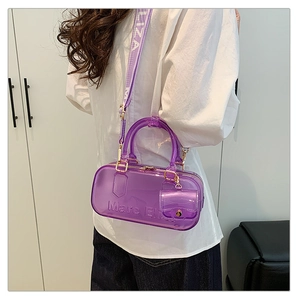 Detail der lila transparenten PVC-Gelee-Tasche mit Kleingeldbörse und Buchstabenband