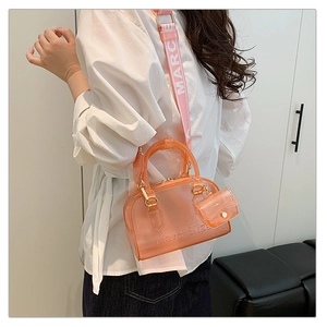 Dettagli di una borsa in PVC trasparente arancione con logo Marc Eliza e tracolla larga