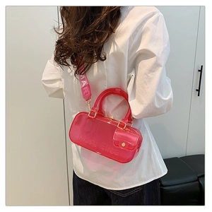 Detailansicht der rosa transparenten PVC-Gelee-Tasche mit breitem Logo-Schultergurt aus Stoff