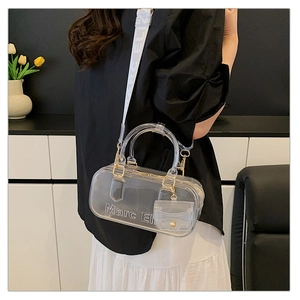 Detail der transparenten PVC-Boston-Tasche mit geprägten Buchstaben und breitem Gurt