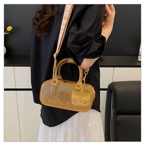 Detail der braunen Jelly-Bag mit Marc Eliza-Gurt und dem passenden Mini-Münzfach-Anhänger