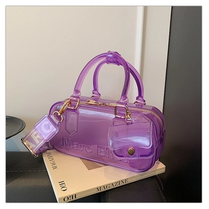 Detail der lila transparenten PVC Boston Bag mit geprägtem Logo und breitem Gurt