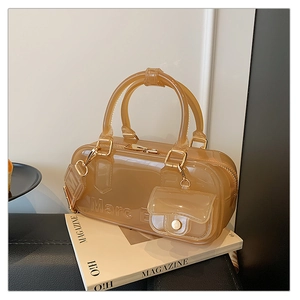 Detail der karamellfarbenen transparenten PVC-Gelee-Tasche mit Logo und Metallbeschlag