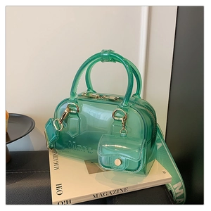Dettaglio della borsa jelly in PVC verde traslucido con zip dorata e logo in rilievo