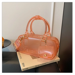 Detail einer durchsichtigen orangefarbenen PVC-Gelee-Tasche mit geprägtem Schriftzug