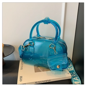 Dettaglio borsa jelly blu in PVC traslucido con mini custodia e tracolla intrecciata