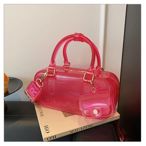 Detailansicht der pinken PVC-Gelee-Tasche mit goldenen Beschlägen und Marc El