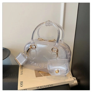 Dettaglio della borsa in PVC trasparente con zip dorata e tracolla in tessuto