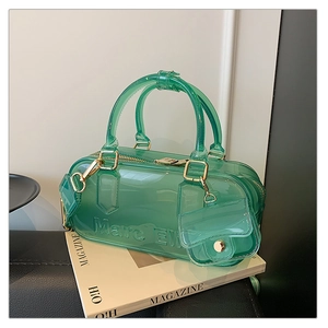 Detail der grünen PVC-Gelee-Tasche mit Markenschriftzug und passendem Mini-Geldbeutel