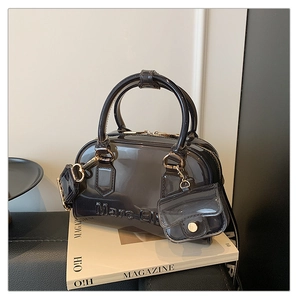 Dettaglio borsa jelly in PVC grigio con manici testurizzati e logo a rilievo stile estate