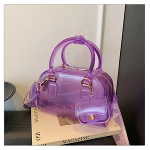Dettaglio borsa jelly viola traslucida in PVC con logo in rilievo e tracolla larga