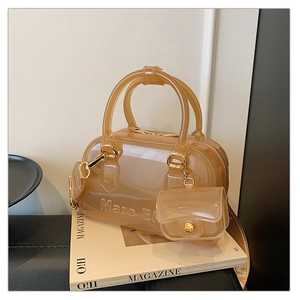 Dettaglio della borsa in PVC marrone con goffratura Marc Ell e hardware metallico dorato