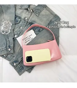 Vista detallada del bolso de axila de gelatina rosa en plano con chaqueta vaquera