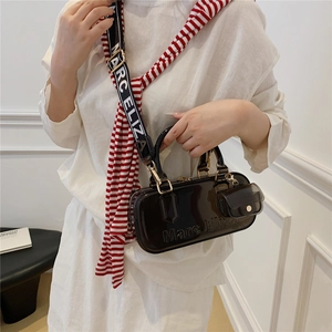 Glänzende schwarze PVC-Tasche mit Marc Eliza-Logo und passender kleiner Geldbörse