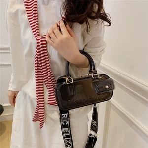 Glänzende schwarze PVC-Handtasche mit Marc Eliza-Logo und gemustertem Gurt für Damen