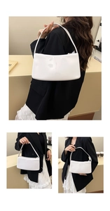 Vista de tres ángulos del bolso de hombro en charol blanco con chaqueta de traje