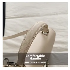 Détail de la poignée confortable du sac à main en cuir Saffiano blanc crème